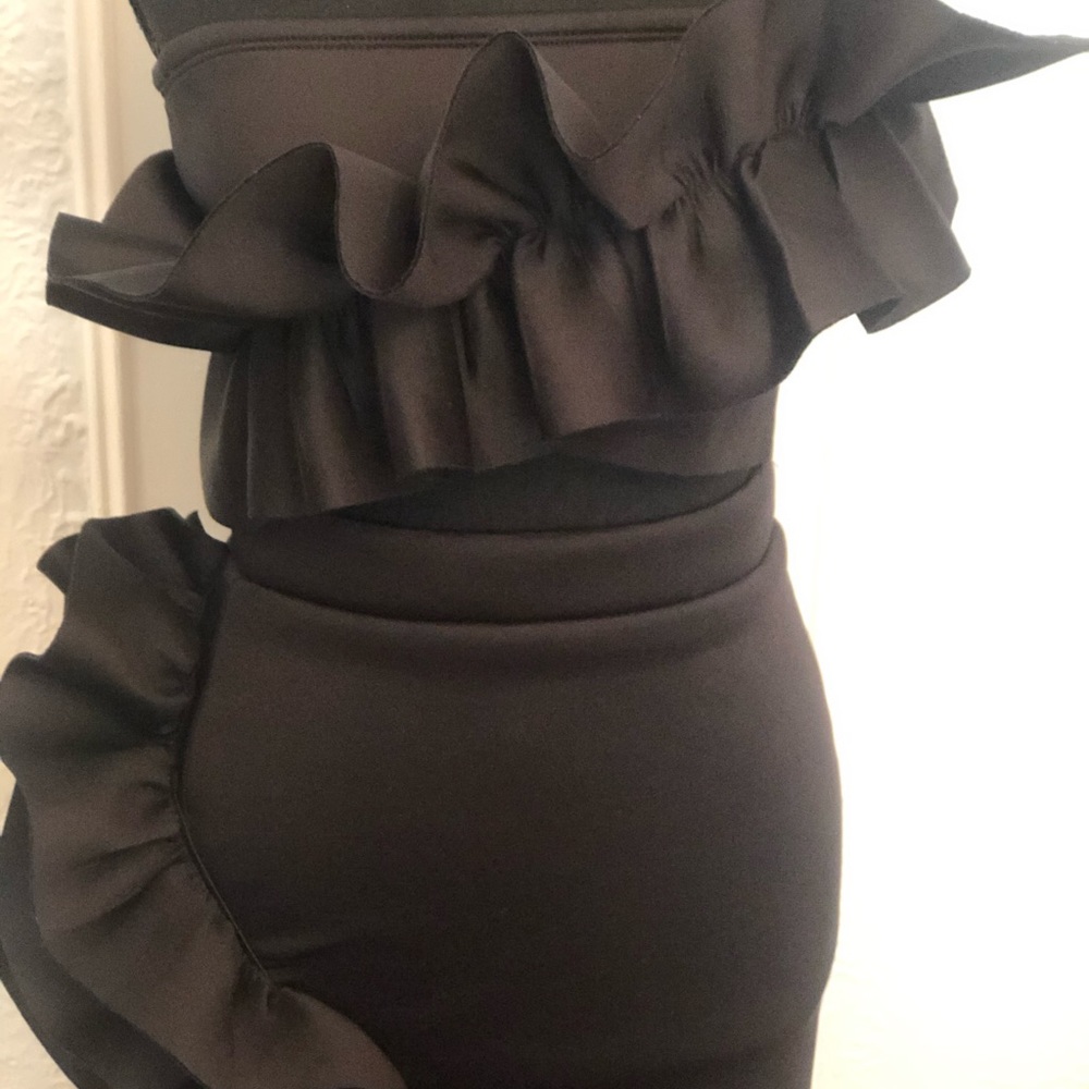 2 Piece Ruffle Set - Picture 2 of 3